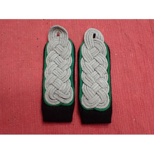 37 - WW2 Waffen-SS mountain troop officers shoulder straps

Good condition pair of officers' straps. Slig... 