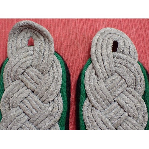 37 - WW2 Waffen-SS mountain troop officers shoulder straps

Good condition pair of officers' straps. Slig... 