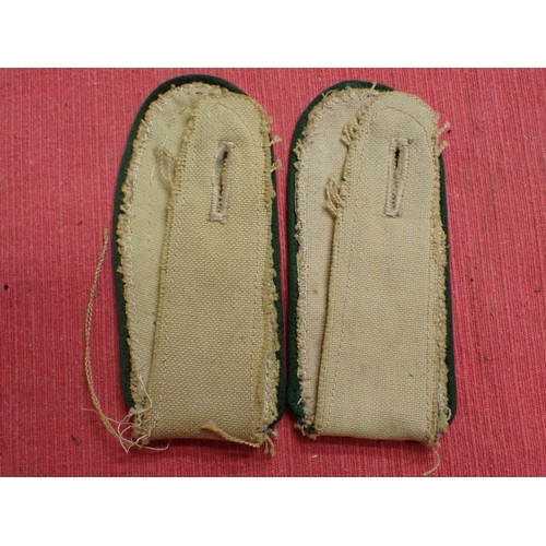 39 - WW2 German mountain troops, tropical shoulder straps

Matched pair. Quite worn and frayed, but not d... 