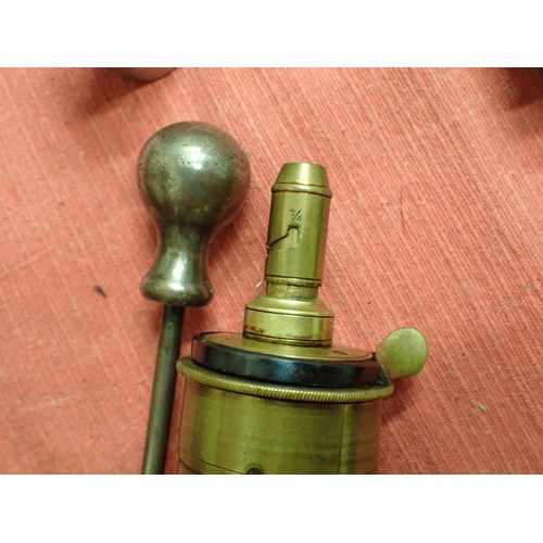 1 - Cased London Colt Navy revolver made in 1853

A very rare and complete set. One of the first-year-of... 