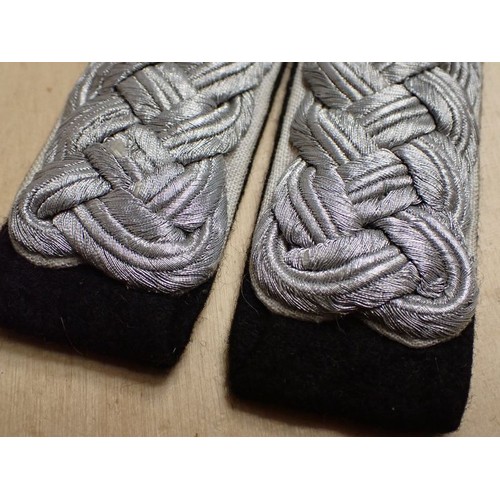14 - WW2 German Waffen-SS infantry officer shoulder straps

White-piped SS officer straps. In good clean ... 