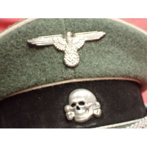 32 - German display / reenactment Waffen-SS infantry visor cap

Fine quality woollen cap with leather swe... 