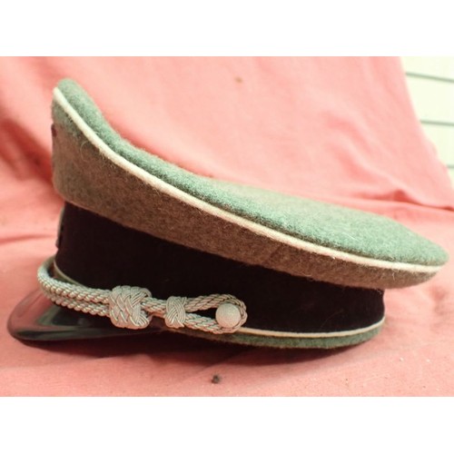 32 - German display / reenactment Waffen-SS infantry visor cap

Fine quality woollen cap with leather swe... 