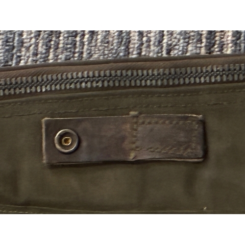 51 - WW2 US Armored Vehicle Cover for Thompson SMG

Very good condition - rare item - zip in good working... 