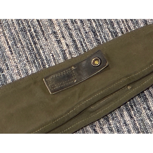 51 - WW2 US Armored Vehicle Cover for Thompson SMG

Very good condition - rare item - zip in good working... 