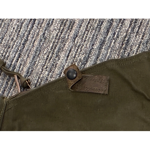 51 - WW2 US Armored Vehicle Cover for Thompson SMG

Very good condition - rare item - zip in good working... 