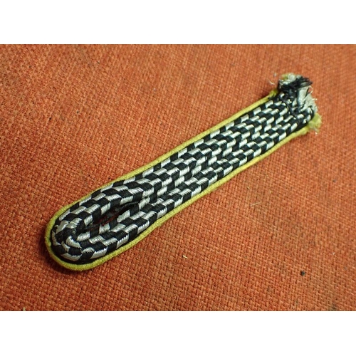 10 - WW2 German SA SHOULDER STRAP

YELLOW EDGED SLIM STRAP WITH ALUMINIUM WIRE AND BLACK FACING. 123 MM L... 