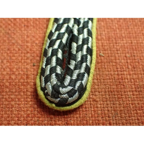 10 - WW2 German SA SHOULDER STRAP

YELLOW EDGED SLIM STRAP WITH ALUMINIUM WIRE AND BLACK FACING. 123 MM L... 