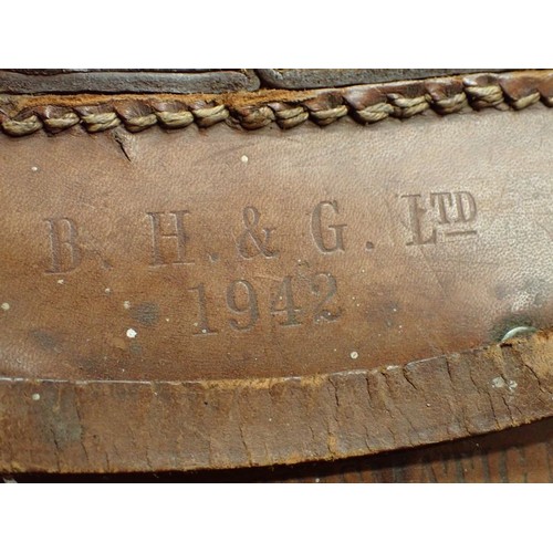 22 - WW2 British binocular case dated 1942

Case for the No.5 bins. 225 mm tall. The closing strap has lo... 