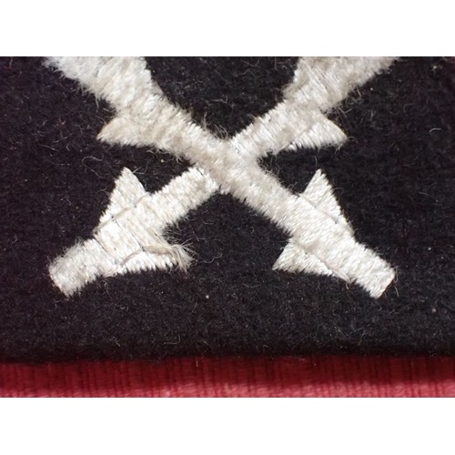 27 - WW2 Waffen-SS Wallonien division collar tab

Slight rubbing wear to the white stitched detailing. 70... 