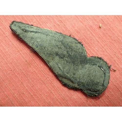47 - WW2 RAF Observer's wing badge

Padded stitched wing. 86 mm across. Some mild staining to the white t... 