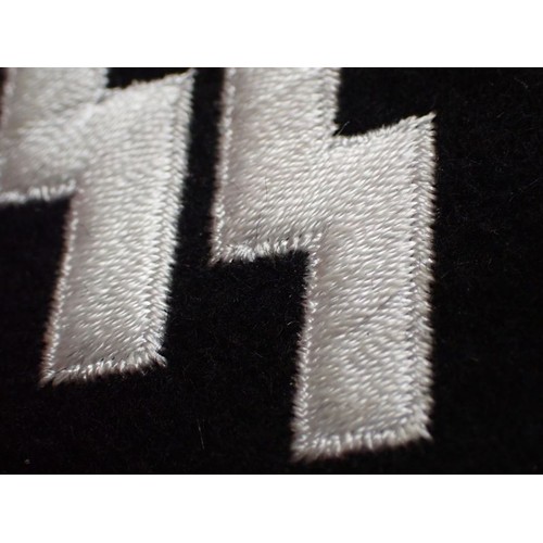 48 - WW2 German, pair of Waffen-SS runic collar tabs

Excellent condition, clean pair. No moth nips. Runi... 