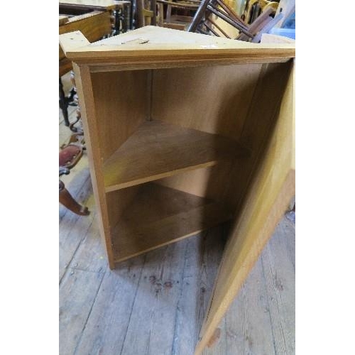 116 - AN OAK CORNER CUPBOARD, HEIGHT 31.5INS X WIDTH 27INS