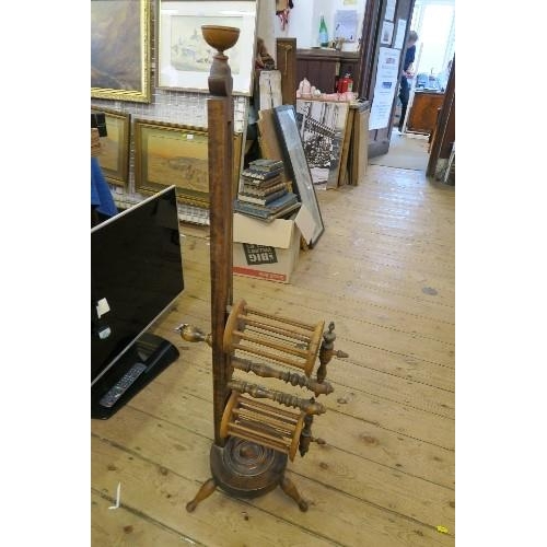 135 - AN ANTIQUE STYLE WOOL WINDER, HAVING ADJUSTABLE HANDLE AND SLIDING MECHANISM, HEIGHT 44.5INS