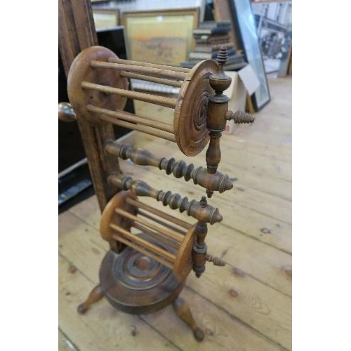 135 - AN ANTIQUE STYLE WOOL WINDER, HAVING ADJUSTABLE HANDLE AND SLIDING MECHANISM, HEIGHT 44.5INS