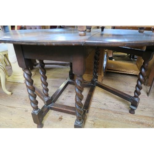 19 - AN OAK GATE LEG TABLE WITH BARLEY TWIST LEGS, MAX LENGTH 60INS X HEIGHT 29INS, TOGETHER WITH A SET O... 