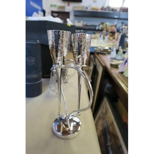 218 - A BOXED STUART CRYSTAL SUGAR SIFTER, HEIGHT 7.5INS, TOGETHER WITH A THOMAS WEBB BOXED TANKARD, HEIGH... 