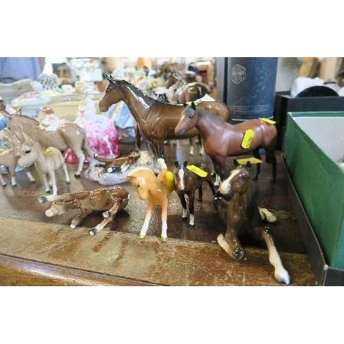 219 - A COLLECTION OF BESWICK MODEL HORSES, INCLUDING BY AND PALOMINO EXAMPLES (7 IN TOTAL), TWO BADLY AF,... 