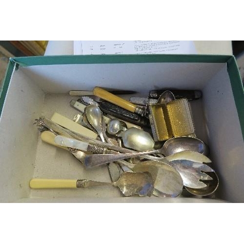 220 - A BOX OF ASSORTED CUTLERY, INCLUDING PEN KNIVES, SNUFF BOX AND SUGAR TONGS