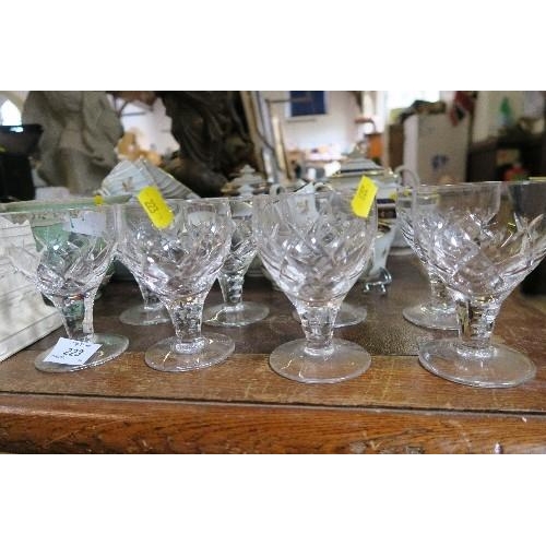 223 - A SET OF 8 GLASSES