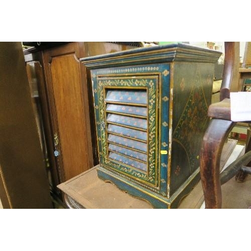 25 - A CONTINENTAL STYLE PAINTED CABINET, HEIGHT 23.5INS X WIDTH 18INS X DEPTH 17INS