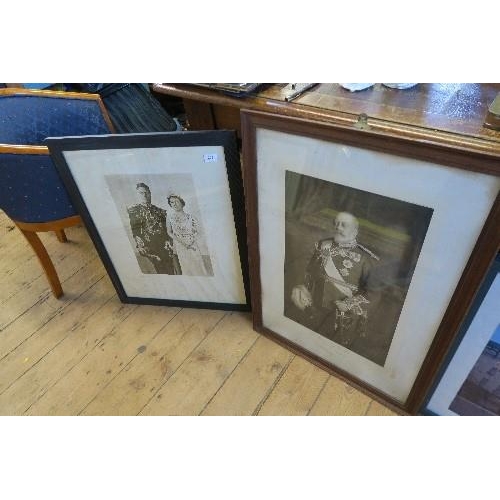 302 - 2 PRINTS OF THE ROYAL FAMILY, KING GEORGE VI WITH QUEEN MOTHER, MAX 27.5INS X 22.5INS, TOGETHER WITH... 