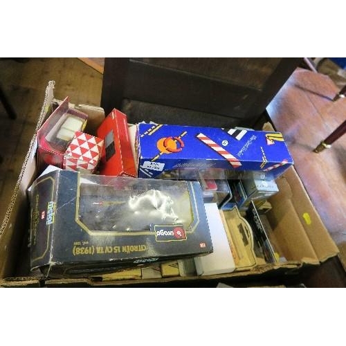 354 - 2 BOXES OF MODEL CARS, INCLUDING DIE CAST CLASSIC CARS, CORGI EXAMPLES, ETC.