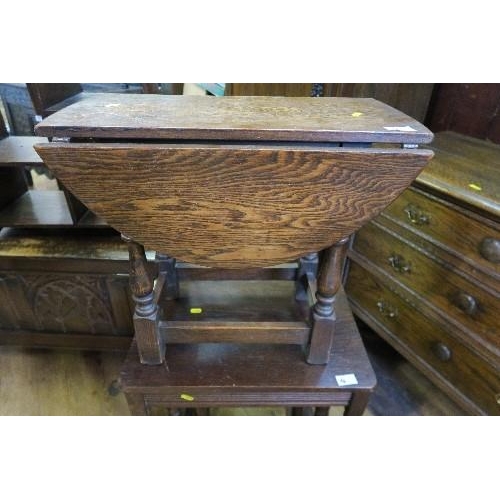 4 - AN OAK COFFER, WIDTH 39INS X HEIGHT 20.5INS, TOGETHER WITH SET OF SHELVES, NEST OF TABLES, OCCASIONA... 