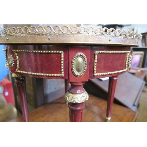 75 - AN ORNATE COFFEE TABLE WITH METAL MOUNTS, HEIGHT 17.5INS X DIAMETER 20.5INS TOGETHER WITH A FIRE SCR... 