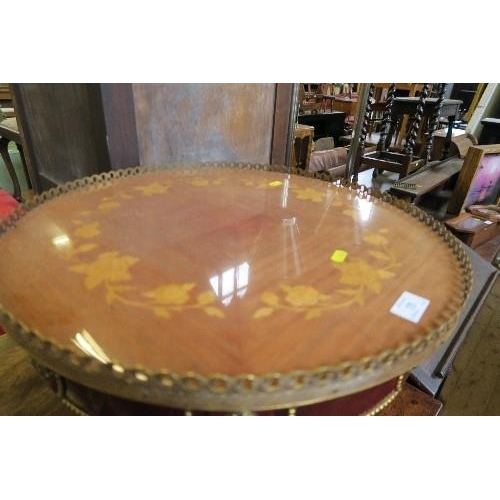 75 - AN ORNATE COFFEE TABLE WITH METAL MOUNTS, HEIGHT 17.5INS X DIAMETER 20.5INS TOGETHER WITH A FIRE SCR... 