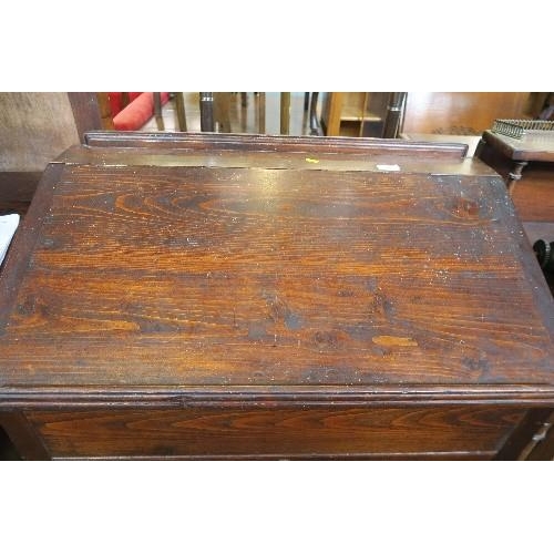 76 - AN OAK CLERK'S DESK, WIDTH 32INS X DEPTH 19INS X HEIGHT 42.5INS