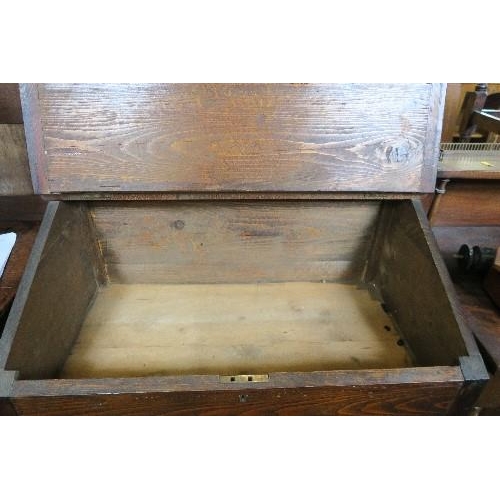 76 - AN OAK CLERK'S DESK, WIDTH 32INS X DEPTH 19INS X HEIGHT 42.5INS