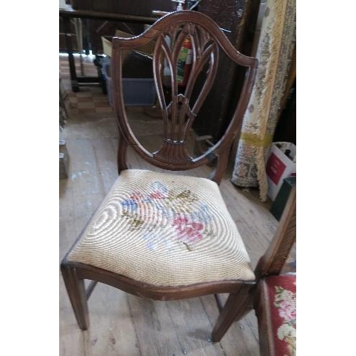 94 - A GEORGIAN STYLE DINING CHAIR, TOGETHER WITH ANOTHER DINING CHAIR