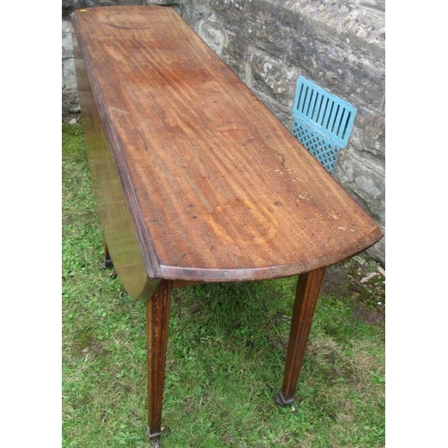 17 - A Georgian mahogany drop leaf wake table, fitted with an end drawer to one end, raised on eight reed... 