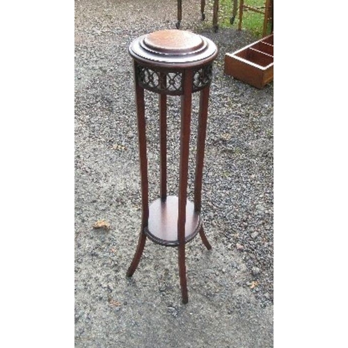 98 - A small mahogany plant stand, of circular form, with pierced decoration