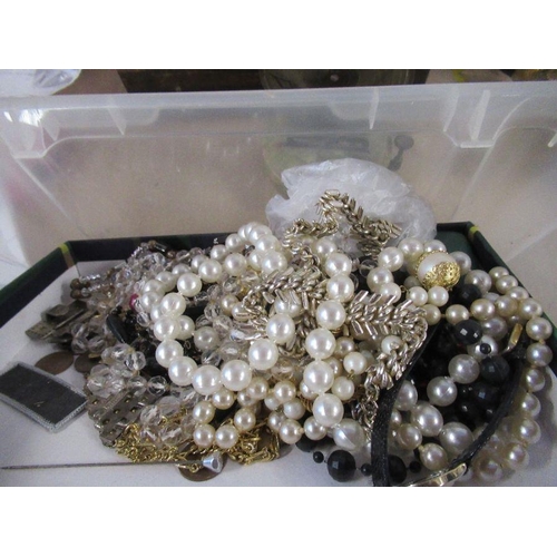 162 - A collection of costume jewellery, to include necklaces, beads etc