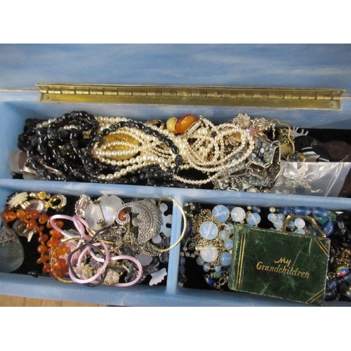 162 - A collection of costume jewellery, to include necklaces, beads etc