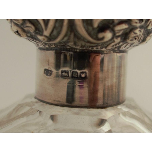 190 - A glass and hallmarked silver dressing table scent bottle, af, together with a silver sovereign case... 