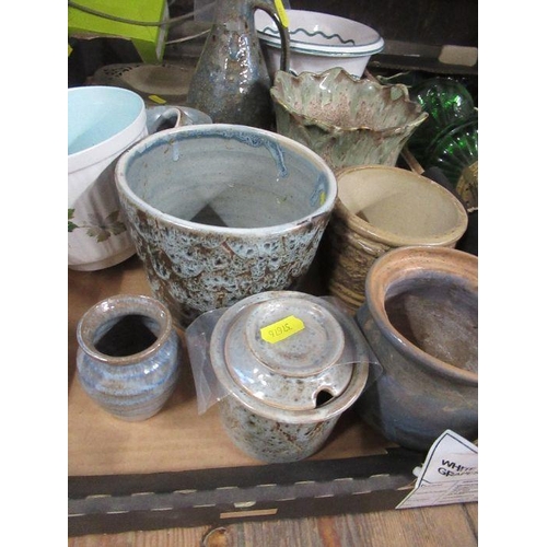 202 - A collection of assorted pottery