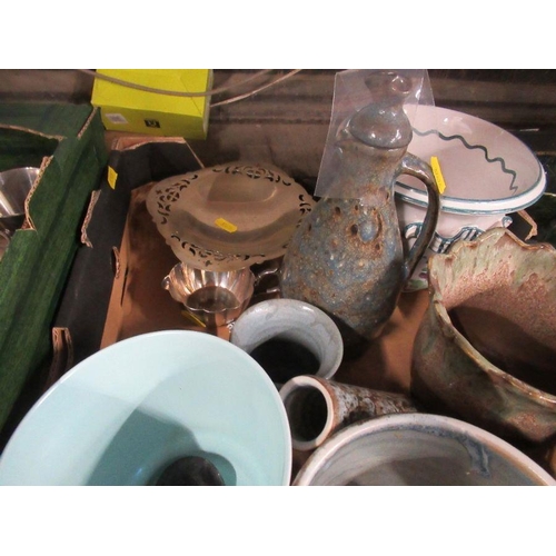 202 - A collection of assorted pottery