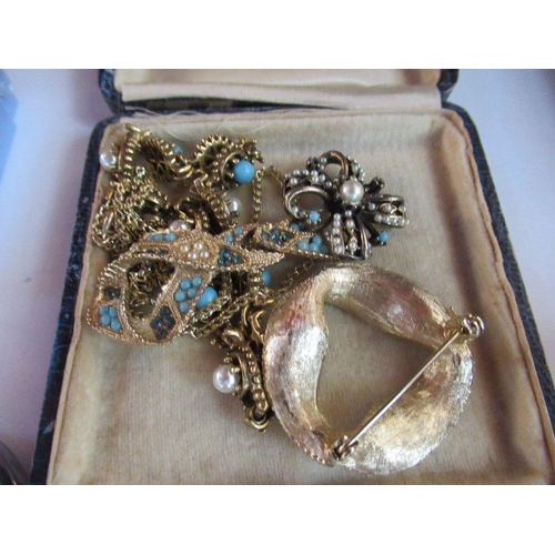 242 - A collection of vintage costume jewellery, to include necklace, brooches, earrings, clips etc and a ... 