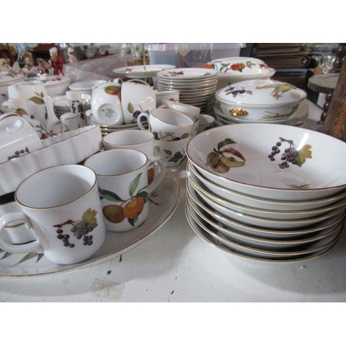 272 - A large collection of Royal Worcester Evesham pattern items, to include serving dishes, plates, bowl... 