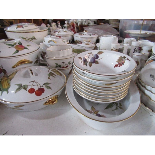 272 - A large collection of Royal Worcester Evesham pattern items, to include serving dishes, plates, bowl... 