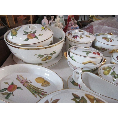 272 - A large collection of Royal Worcester Evesham pattern items, to include serving dishes, plates, bowl... 