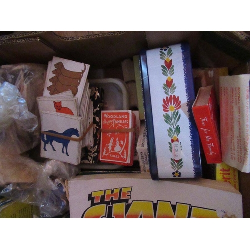 290 - A box of assorted children's jigsaws and games, together with a radio