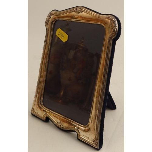 400 - A hallmarked silver mounted photograph frame, with embossed decoration and easel back, aperture size... 