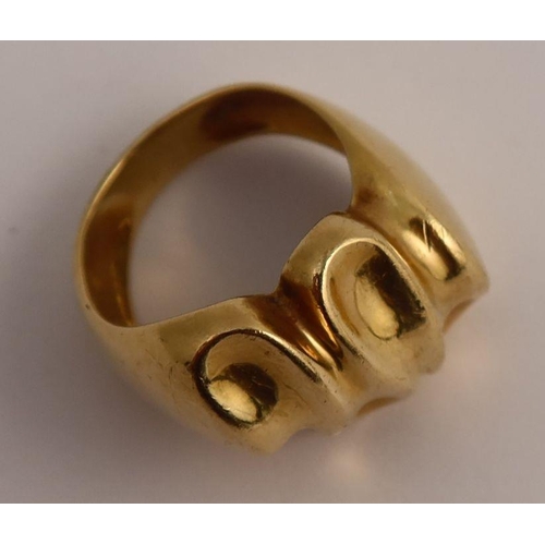 417 - An Italian gold ring, marked 750, weight 13.4g