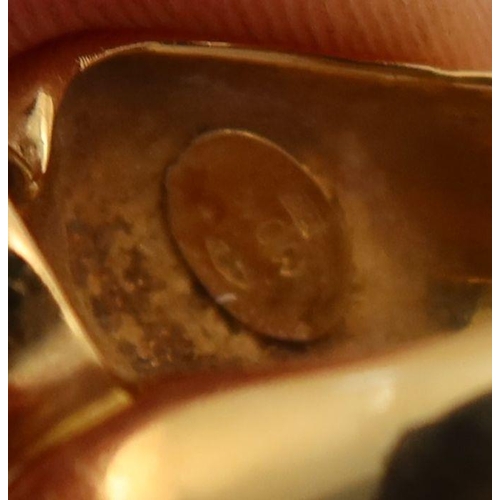 417 - An Italian gold ring, marked 750, weight 13.4g