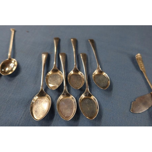 292 - A set of six hallmarked sliver ice cream spoons, together with other flatware, total weight 4oz