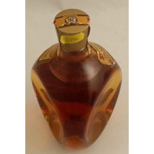 284 - A bottle of John Haig & Co Ltd Dimple De Luxe Scotch Whisky